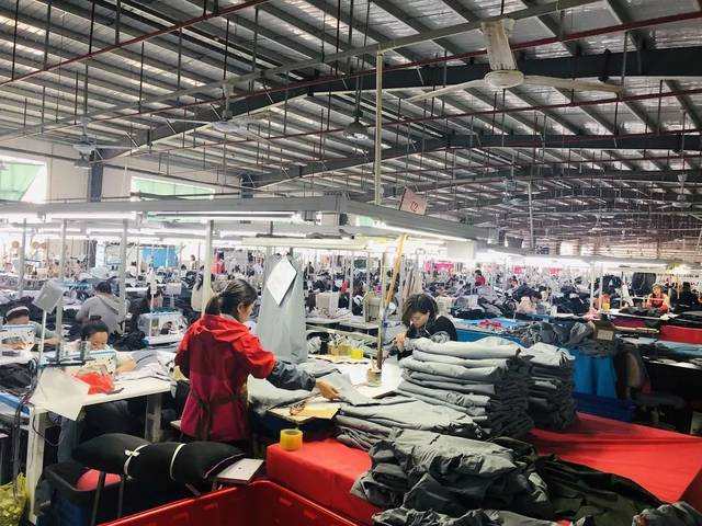 王進(jìn)軍一行赴江蘇調(diào)研紡織服裝產(chǎn)業(yè)園區(qū)及鞋帽零售發(fā)展新態(tài)勢(shì)