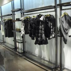 專業品質，匠心制造——東莞市東城浚朗工藝制品廠，一站式鞋帽零售展示解決方案專家